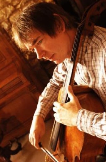 Musician Julian Lloyd Webber playing the cello